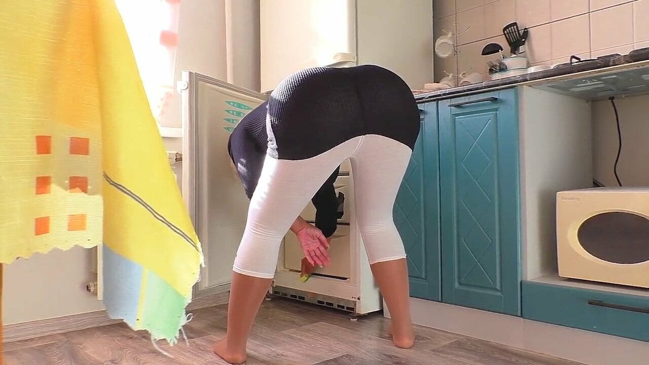 Milf yayılır ona büyük göt için anal seks ona oğlu