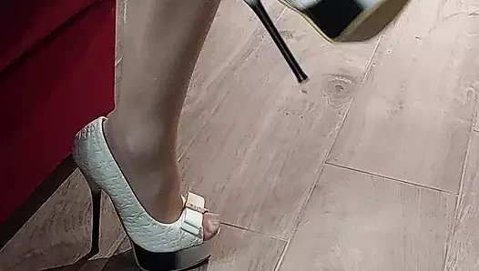 Bacaklarımı okşuyor