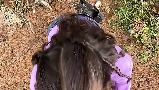 Ormanda bir yer arıyoruz ve onun sikini emiyor