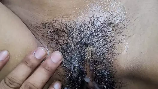 Desi ladaki bahar baiti thi to baju Wale uncle ne dekha or ladaki ko bola muze chodana hai chut tuhmari