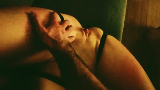 Genç Polonyalı kaltağın ıslak amına şaplak atılıyor ve büyük azgın bir yarakla boğuluyor