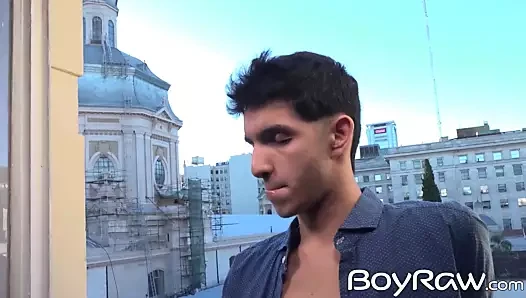 Şehvetli twink fabrice rossi parmaklar onun göt ve vuruş horoz