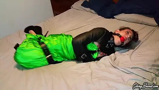 Saten straightjacket mücadele ediyor