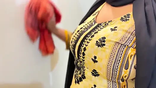 Güzel büyük götüm ve büyük memeli ateşli oda arkadaşım külotsuz tesettürlü kamiz külot giyiyor ve odamızı temizliyorum