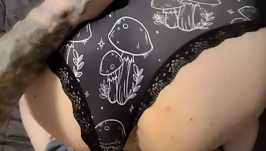 Şişman götlü tombul iri güzel kadın bakış açısıyla külotla domaltılarak sikiliyor ve sonra dölleniyor