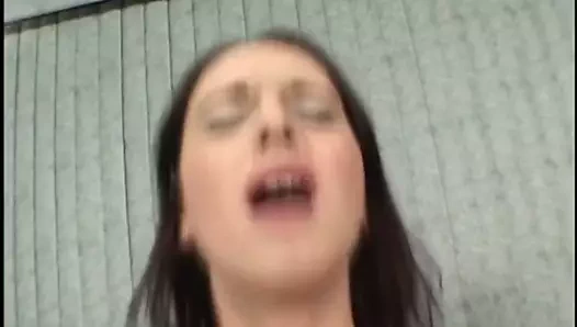 Siyah adam oral seks almadan önce içeride sürtük şeritler