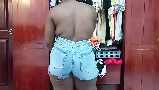 En ateşli hizmetçi kıyafetlerini değiştiriyor