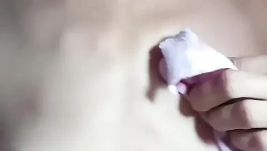 Seksi ve ateşli göğüslere bastırıyor ve dudaklarla oynuyor