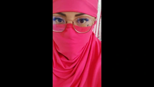 Ben khimar'ımlayım!! Bu pelerin benimle porno çekiyor çünkü kocam beni aldattı.
