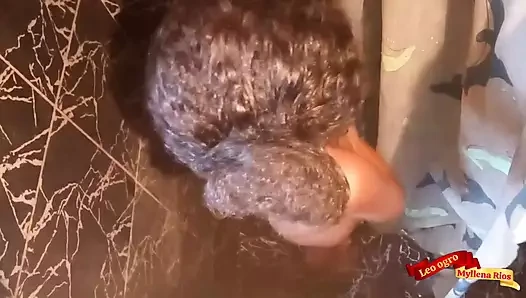 Üvey kızımla duş alıyorum