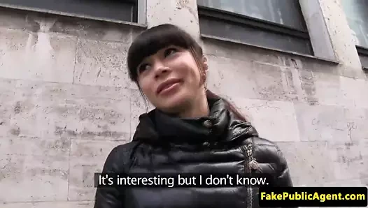 Çekti Rus güzellik saksocu üzerinde merdivenler