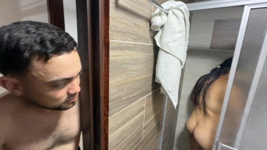 O sürtük çok ateşli olduğu ve sonunda onu siktiğim için duş alırken üvey annemin kaltağı gözetliyorum.