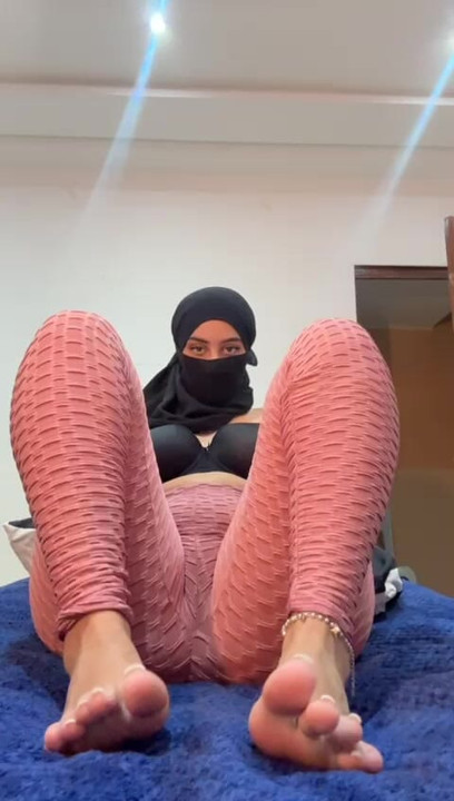 Sadece ayak sevenler: Arap tesettürlü kız sana yavaş bir ayak ayak gösterisi yapıyor, ibadeti hak eden Müslüman tabanlar