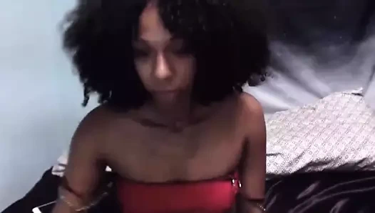 Kendisiyle oynamayı seven kıvırcık siyahi kadın mars may