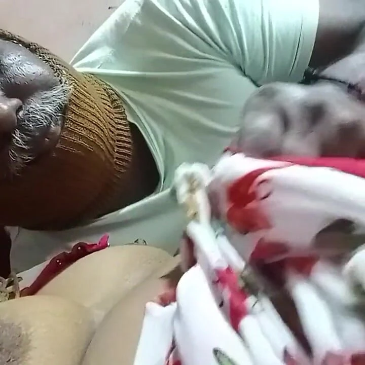 Hintli kadın ile oynuyor