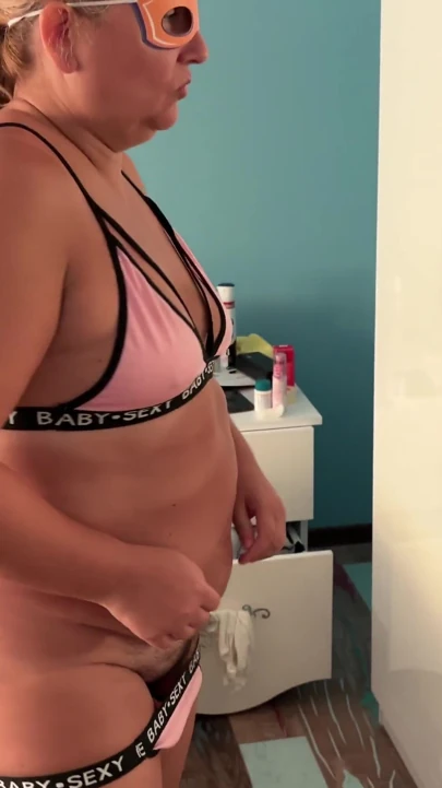 Zara charm solo yatak odasında bronzlaşma çizgilerini ve iç çamaşırını gösteren striptiz | Klip 1