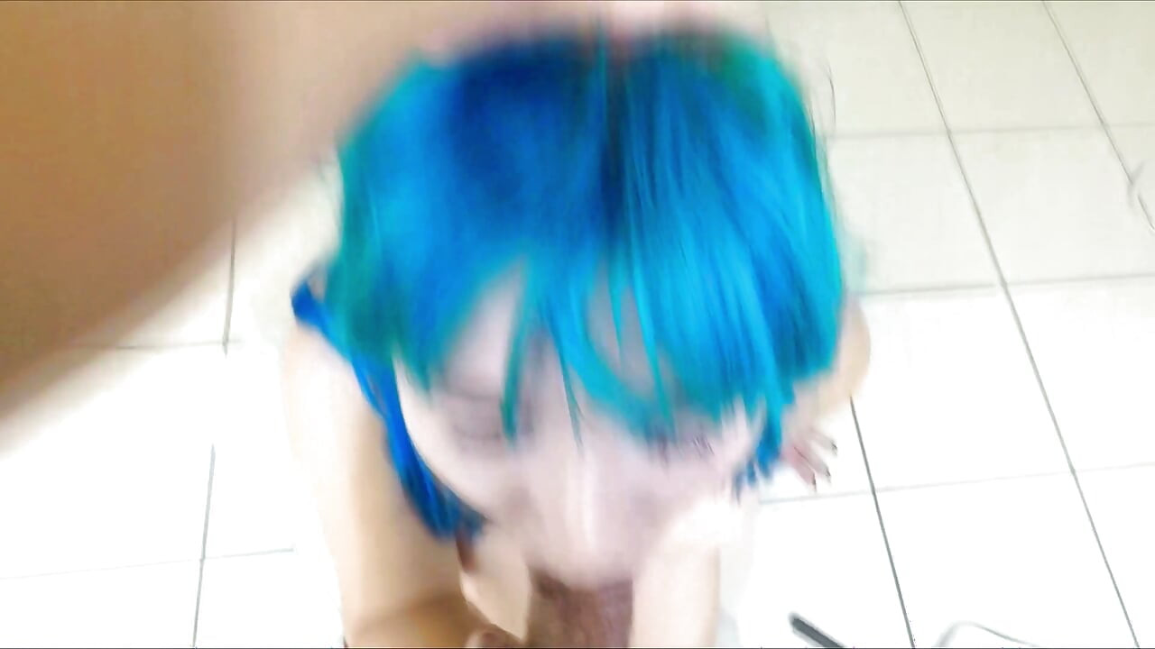Emo genç kız yarağımı yutuyor