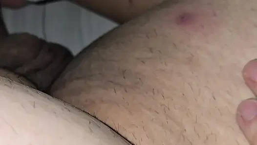 Üvey anne üvey oğlunun bacağından yavaşça yarağının üstüne kayıyor ve ona elle muamele çekti