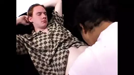 Kanepede altın sarılı şeker parçasını alın