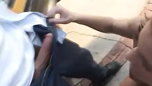 Azgın genç kız okul otobüsünün arkasında sıkı amcığını sikiyor