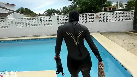 Wetsuit esaret denizkızı kaygan havuzda yüzgeçler, ip ve derin dalış