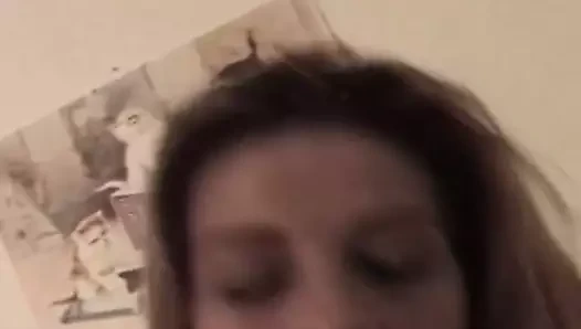 İki aşık seks için can atıyor ve yatak odasında sikişiyor