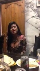 Büyük göğüslü kız şarkı söylüyor