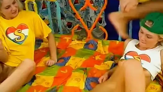 Debbie i Rowena w gorącym trójkącie