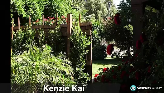 Kız öğrenci Kenzie Kai düz göğüslerini teşhir ediyor ve boşalıyor