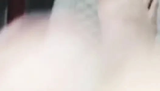 Üvey kız kardeşimin zayıf varlığı küçük vajinasını kullanarak testislerimi eziyor