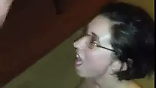 Ejac faciale sur une bonne meuf pulpeuse