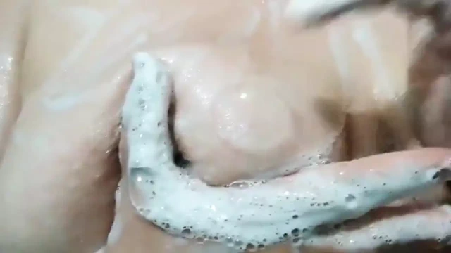 Üvey annem bana duşta büyük göğüslerinin bir videosunu gönderiyor