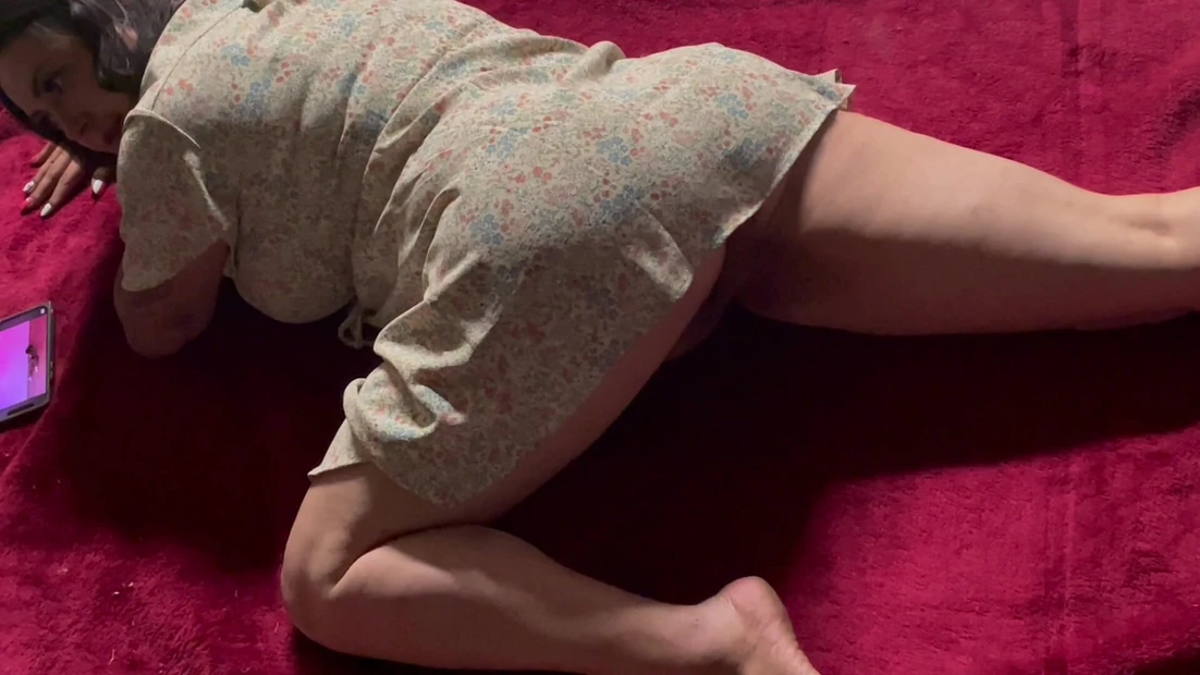 Возбужденная замужняя женщина танцует для соседей после пары напитков, пока ее муж на работе.