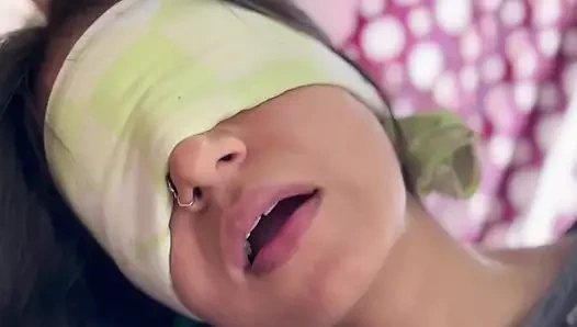 Sevimli utangaç Hintli kız