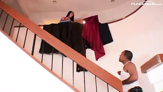 Brunette laesst sich vom neuen Gaertner mit seinem BBC ficken