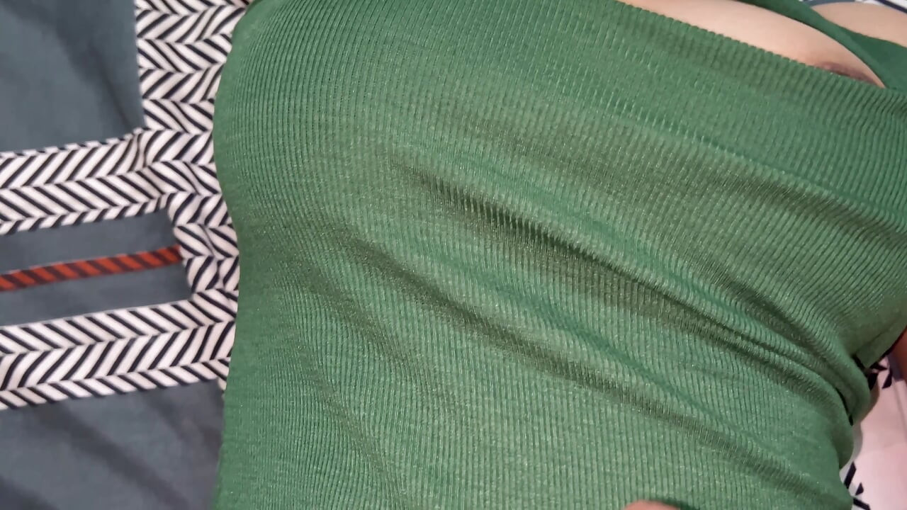 Desi yenge ko devar ne akele üvey erkek kardeş tarafından sabah seksinde ilk kez sikiliyor