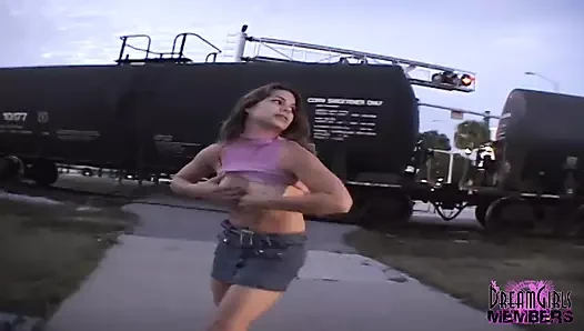 Kulüpten sevimli kız çıplak bir video çekiyor