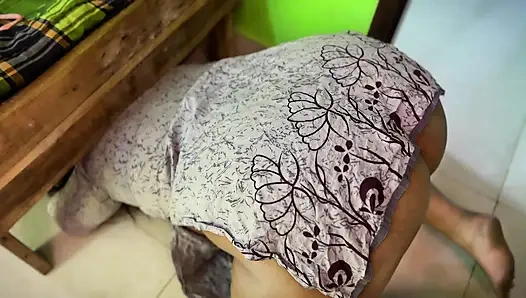 Sabrita ne bistar ki fas gya jab unki gar safai kar rahi tha altında - Hintli ateşli kadın temiz bir odadayken yatağın altında sıkışıyor