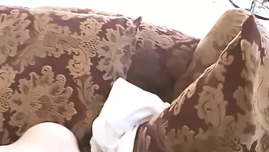 Leah luv geri uzanıyor ve büyük siyah bir yarağı sıkı amına sokuyor