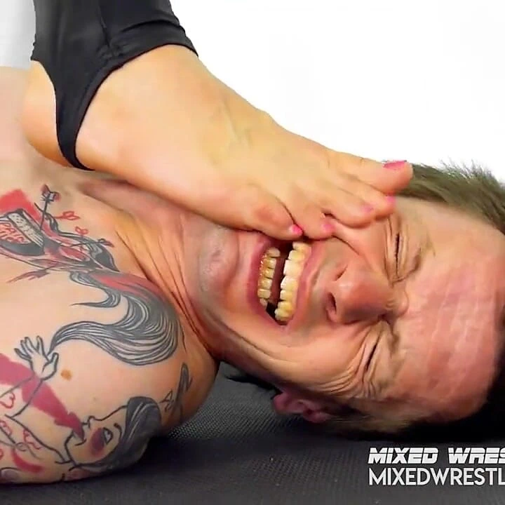 Mwh0115 scorpion - onu tamamen domine ediyor ve aşağılıyor