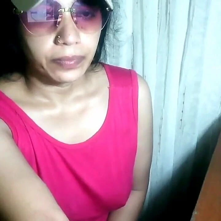 Pembe güzel bebek erkeklerin önünde yanıyor