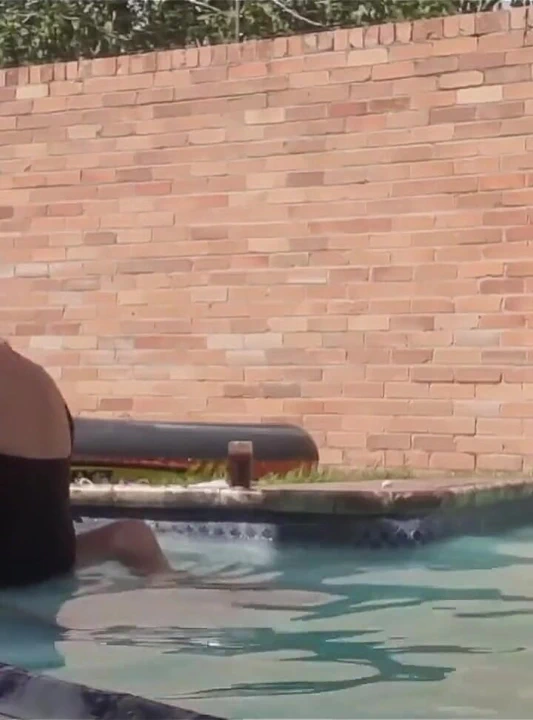 Yüzme havuzu sikişi