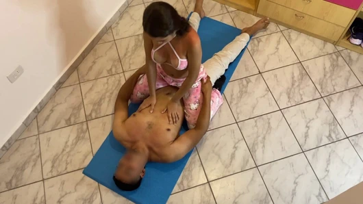 Benim güzel masum kızım bana horozumun üstüne oturan bir masaj veriyor