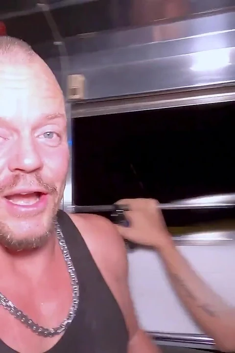 Tuktukpatrol bu büyük memeli sarışın güzelin üzerine döl suyunu boşaltıyor