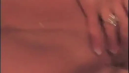 Sarışın porno yıldızı sürtük tıraşlı amını siktiriyor ve sonra aygır göğüslerine boşalıyor