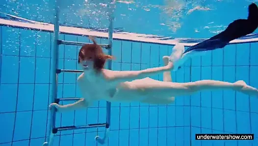 Genç kız avenna havuzda yüzüyor