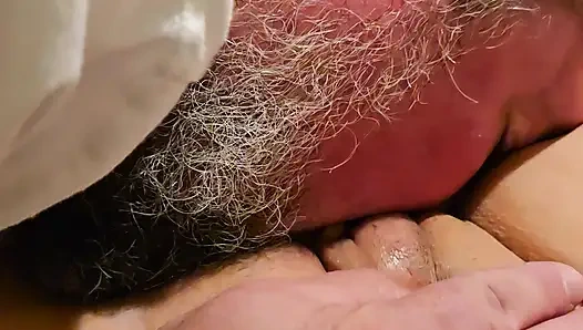 Karım çok çalışmam için bana bir içki veriyor, sonra onu sikiyorum ve götüne dildo sokuyorum.