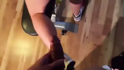 Uygun civciv becerdin üzerinde ağırlık bench