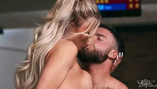 Trans melekler - angellica good götünü siktiriyor ve yüzü amcık bovling görevlisi Marcus Mcneil tarafından dölle kaplanıyor