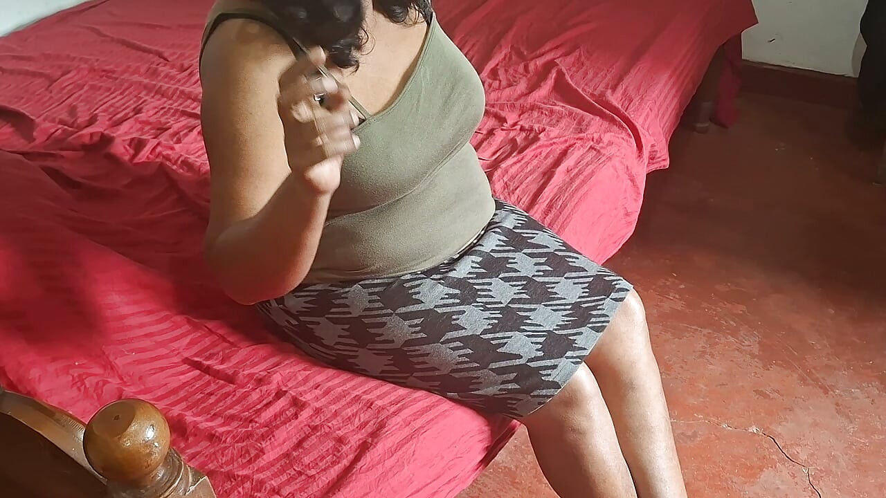 Üvey anne seksi kıyafetler deniyor, mükemmel vücudunu baştan çıkarıyor MILF